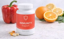 免疫健康补充剂，旁边放置富含维生素C的食物，如柑橘类水果和红椒，突显增强免疫力的重要性。